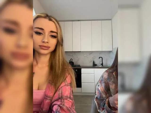 EmilyandMira on BongaCams 