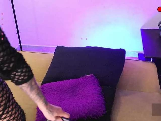 Yourtoybella on BongaCams 