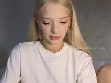 lesi_moonie on Chaturbate 